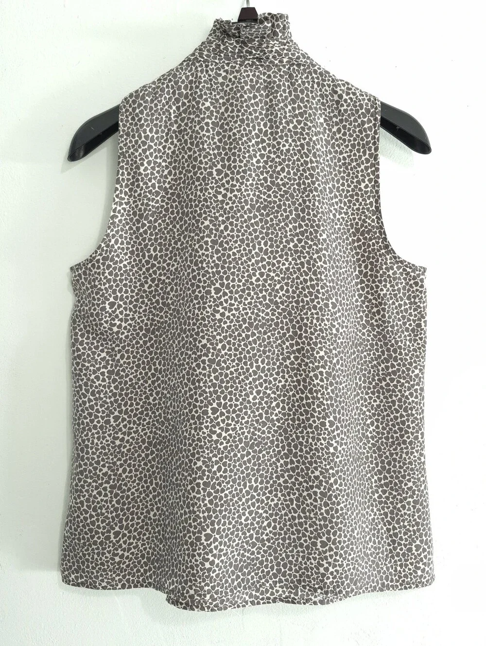 J.CREW 100% Silk Ruffle Neck Sleeveless Blouse Top Heart Print Gray Size 10 Used